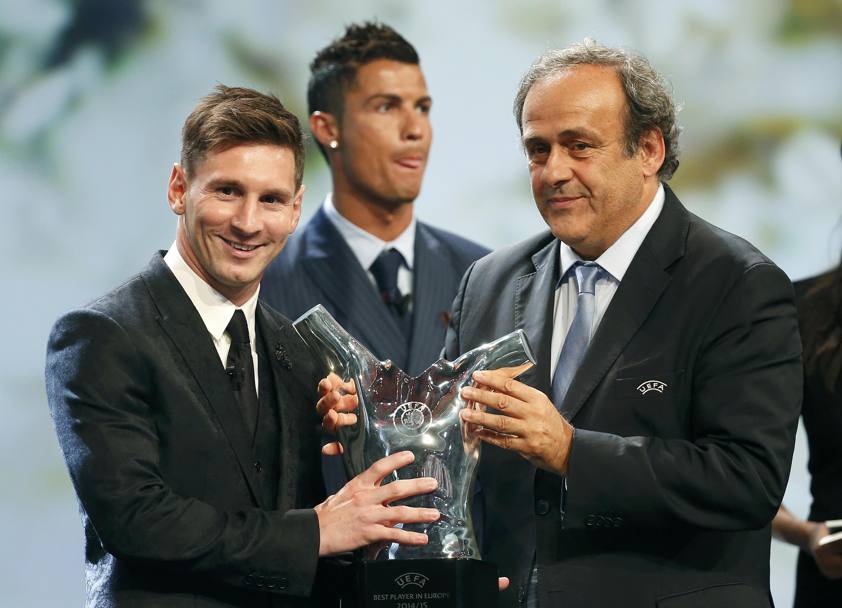Platini premia Messi: il volto teso di Ronaldo sulle prime pagine dei quotidiani spagnoli. Reuters
